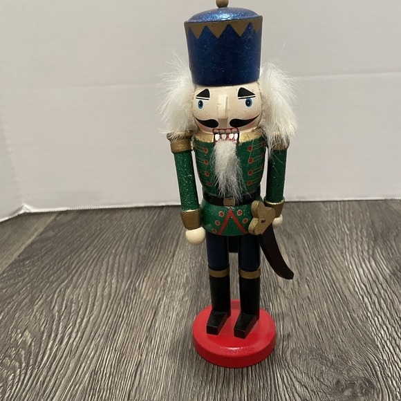 Lot Of 2 Nutcracker Soldier Guards Wooden Holiday Decor Figurines 6" And 8" - Picture 4 of 5